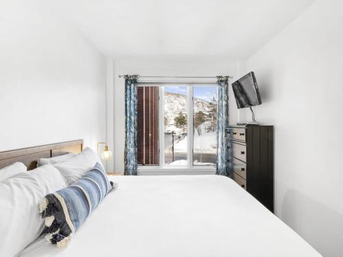 Habitación blanca con cama y ventana en One BDR In Heart of Park City, en Park City