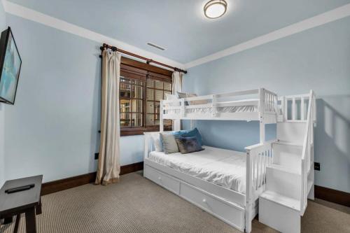 1 dormitorio con litera blanca y escritorio en Ski-in Ski-out 2BR at Deer Valley en Park City
