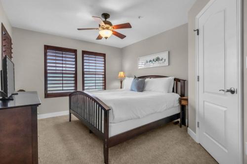 - une chambre avec un lit et un ventilateur de plafond dans l'établissement 2BR near Deer Valley East Village, à Heber City