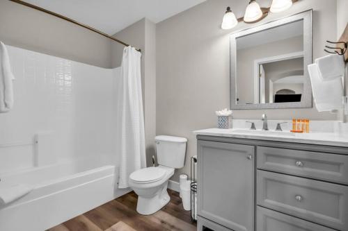 La salle de bains est pourvue de toilettes, d'un lavabo et d'un miroir. dans l'établissement 2BR near Deer Valley East Village, à Heber City