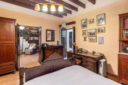 森瑟勒斯的住宿－Ca na Perereta，一间卧室配有一张床、一张书桌和一面镜子