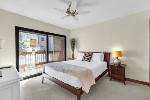 um quarto com uma cama e uma janela em 3BR with Loft Townhouse 3 Min Walk to Ski Lift em Park City