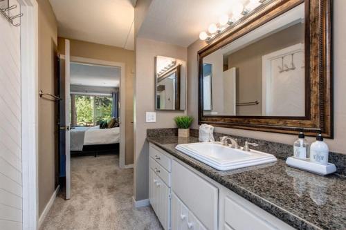 een badkamer met een wastafel en een spiegel bij Ski in and out 4BDR Townhome with Aspen Views and Hot Tub in Park City