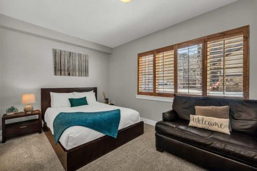 - une chambre avec un lit et un canapé en cuir dans l'établissement 3BD Olympic Park Condo on FREE Shuttle Line, à Park City