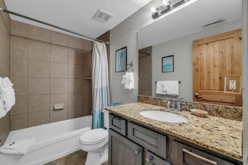 een badkamer met een wastafel, een bad en een toilet bij 3BD Olympic Park Condo on FREE Shuttle Line in Park City