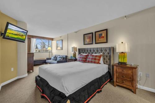 1 dormitorio con 1 cama grande y TV en Walk to Ski Lifts or FREE Shuttle, en Park City