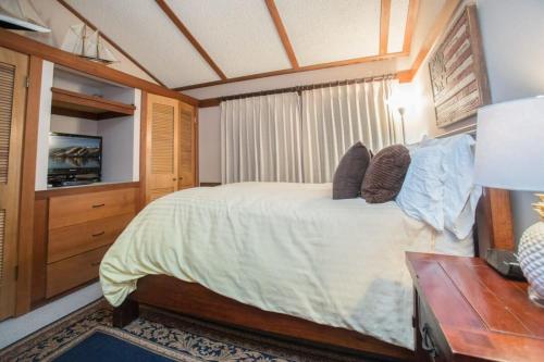 Katil atau katil-katil dalam bilik di Beautiful Townhouse Walk to Tahoe City