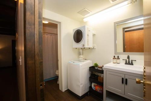 Ванная комната в Chalet Blue Modern 4BD Tahoe Home