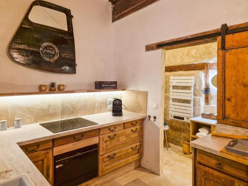 une cuisine avec un évier et un plan de travail dans l'établissement Au Lys rose, à LʼIsle-sur-la-Sorgue