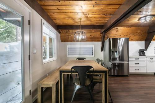 Kuchyň nebo kuchyňský kout v ubytování Rustic and Modern 3BDR Tahoe Cabin