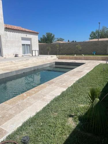 une piscine devant une maison dans l'établissement Villa 3 chambres avec piscine, à Avignon