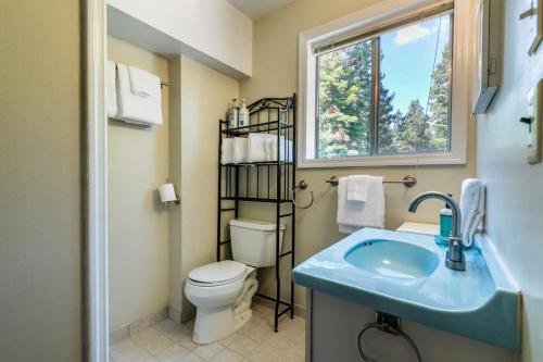 La salle de bains est pourvue de toilettes, d'un lavabo et d'une fenêtre. dans l'établissement 3BD Home with Panoramic Lake Tahoe Views, à Carnelian Bay