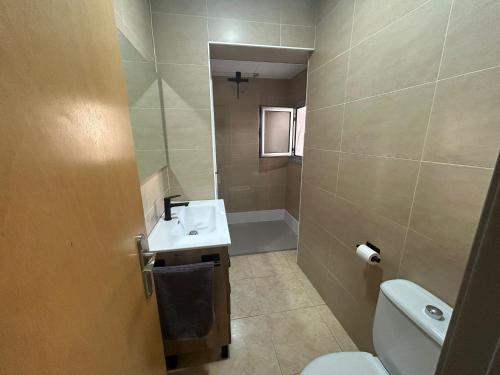 ein Bad mit einem WC und einem Waschbecken in der Unterkunft Casa Maria in Sant Carles de la Ràpita