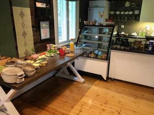 a kitchen with a table with food on it at Ollilan tupa Joensuun lähellä in Ylämylly