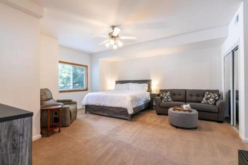 sypialnia z łóżkiem i kanapą w obiekcie 2BDR Condo - Three Minutes to Olympic Valley! w mieście Tahoe City