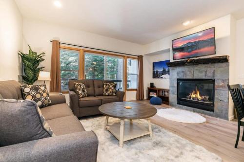 Χώρος καθιστικού στο 2BDR Condo - Three Minutes to Olympic Valley!