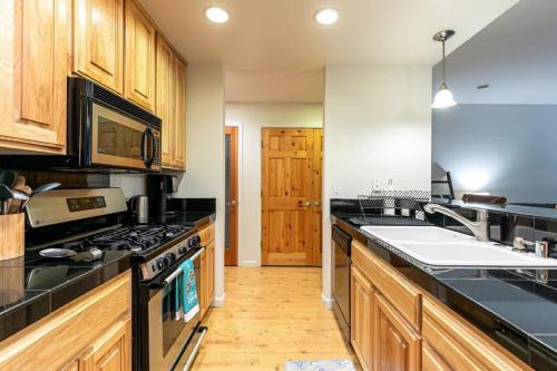 Η κουζίνα ή μικρή κουζίνα στο 2BDR Condo - Three Minutes to Olympic Valley!