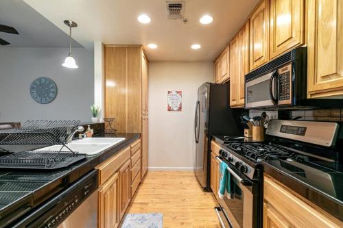 Η κουζίνα ή μικρή κουζίνα στο 2BDR Condo - Three Minutes to Olympic Valley!