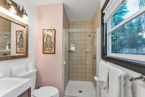 Bilik mandi di Stylish 3BR Near Trails w Hot Tub
