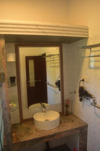 a bathroom with a sink and a mirror at Casa Winnie in Kelaniya