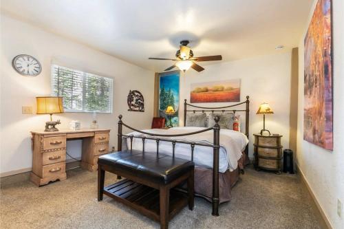 um quarto com uma cama, uma secretária e uma ventoinha em Classic 3BD Tahoe Cabin with Hot Tub em Carnelian Bay