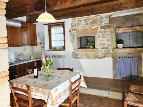 eine Küche mit einem Tisch mit Blumen darauf in der Unterkunft Studio für 7 Personen ca 90 qm in Pratovecchio, Toskana Provinz Arezzo in Pratovecchio