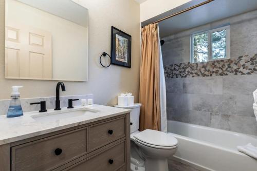 uma casa de banho com um lavatório, um WC e uma banheira em Classic 3BD Tahoe Cabin with Hot Tub em Carnelian Bay