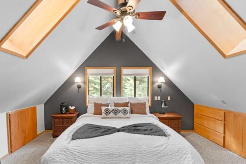 ein Schlafzimmer mit einem Bett mit Deckenventilator in der Unterkunft Tranquil Tahoe A-Frame Walk to Beach in Tahoe Vista