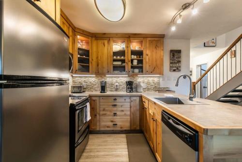 Stylish 2BD in Carnelian Bayにあるキッチンまたは簡易キッチン