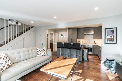 タホシティにあるLuxurious 2BD Smart Home Near Beachのソファとキッチンのあるリビングルーム