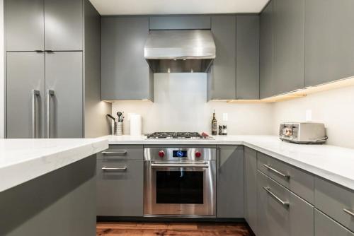 Luxurious 2BD Smart Home Near Beachにあるキッチンまたは簡易キッチン