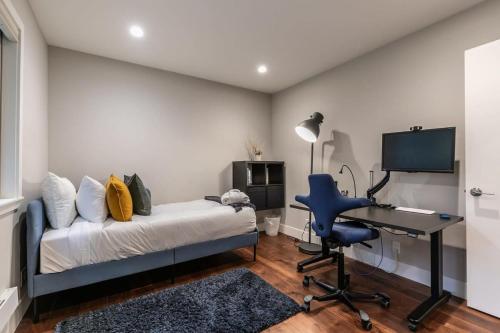 Luxurious 2BD Smart Home Near Beachにあるテレビまたはエンターテインメントセンター