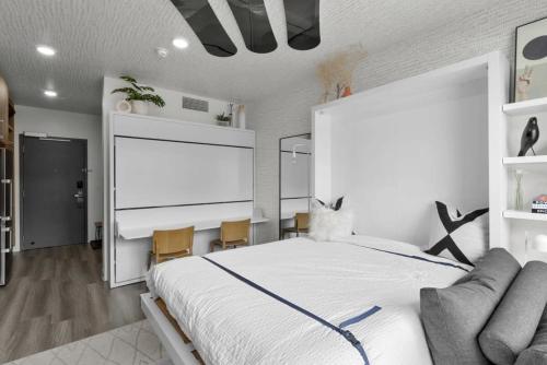 1 dormitorio con cama blanca grande y pantalla grande en Stylish Studio Ski In Ski Out, en Park City