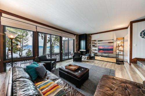 sala de estar con sofá y mesa en 4BD Lakeside Retreat with Views, en Tahoe City