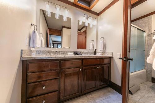 baño con 2 lavabos y espejo grande en 4BD Lakeside Retreat with Views, en Tahoe City