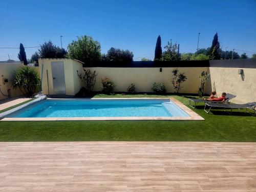 - une piscine dans une cour à côté d'une clôture dans l'établissement Agréable Villa 8pers avec vue mer LOGEMENT ENTIER, à Rognac
