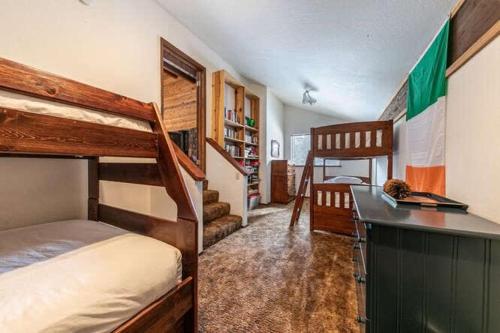 Carnelian Bay的住宿－Classic 4BD Near Kings Beach and Northstar，一间卧室配有一张床、一张桌子和一张双层床。