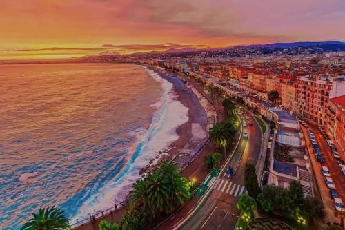 een luchtzicht op een strand bij zonsondergang bij Charmante T3 sur la Côte d’Azur in Nice