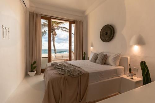 阿漢伽馬的住宿－MEDUSA (by labestia collective)，一间卧室设有一张床,享有海景