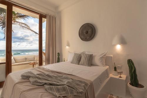 1 dormitorio con 1 cama y vistas al océano en MEDUSA (by labestia collective), en Ahangama
