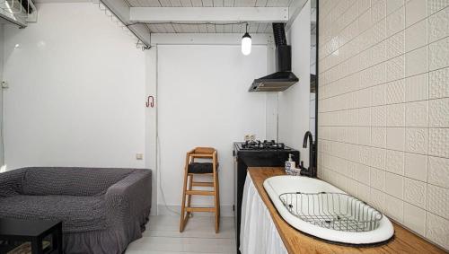 Vannas istaba naktsmītnē 2BR Mezzanine style apartment w Patio