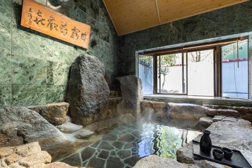 源泉かけ流し温泉付き貸し切り別荘白浜観光に最適の立地14名宿泊可能