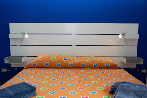 um quarto azul com uma cama com uma almofada laranja em Ferienwohnung für 2 Personen ca 40 qm in Cattolica Eraclea, Sizilien Provinz Agrigent - b55719 em Cattolica Eraclea