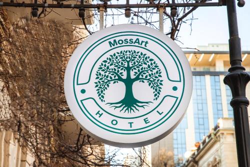 una señal para un museo colgando de un poste en Moss Art Boutique Hotel en Baku