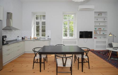 Kuchyň nebo kuchyňský kout v ubytování Tranquil 1BR Sololaki Apt - By Wehost