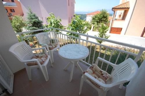d'un balcon avec trois chaises et une table. dans l'établissement Ferienwohnung für 4 Personen ca 37 qm in Njivice, Kvarner Bucht Krk - b58789, à Njivice