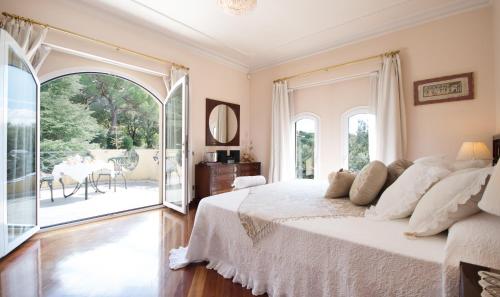 A bed or beds in a room at Hotel Boutique Edelweiss La Garriga