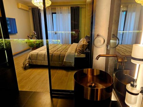sypialnia z łóżkiem i dużym lustrem w obiekcie Blloku Suites, City Centre,Tirana w Tiranie