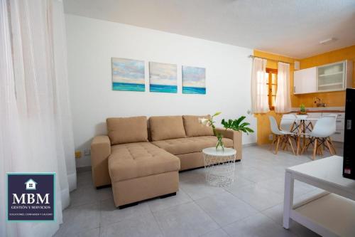 sala de estar con sofá y mesa en Ferienwohnung für 2 Personen 1 Kind ca 54 qm in Agaete, Gran Canaria Westküste Gran Canaria, en Agaete
