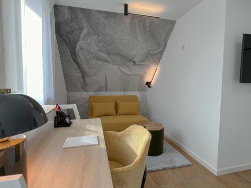 een woonkamer met een bank, een tafel en een stoel bij Xzllenz - 4 Schlafzimmer, Zentral, Parken, U-Bahn, 2 Bäder, 4 Smart-TV, optional Einzelbett in Neurenberg